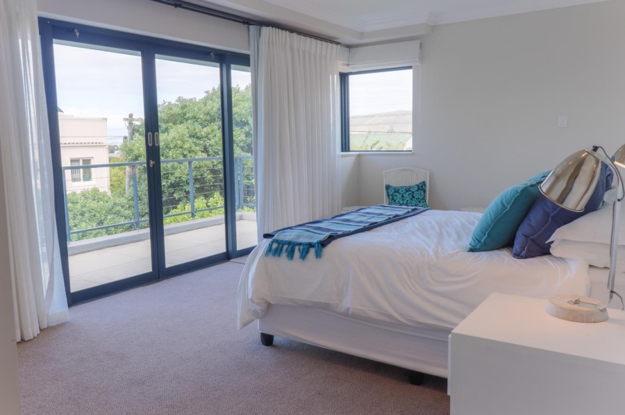 To Let 6 Bedroom Property for Rent in Voelklip Western Cape